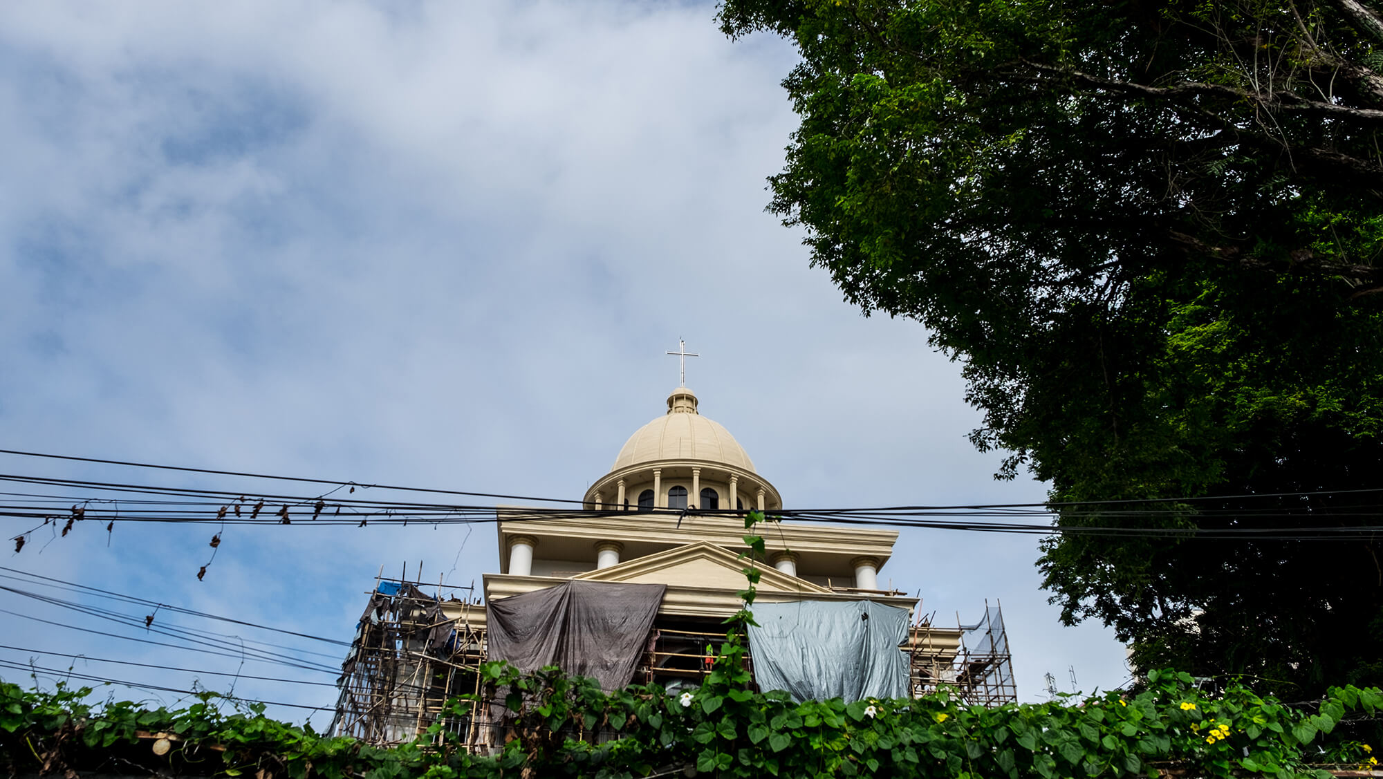 Iglesia entre cableado en Manado Sulawesi