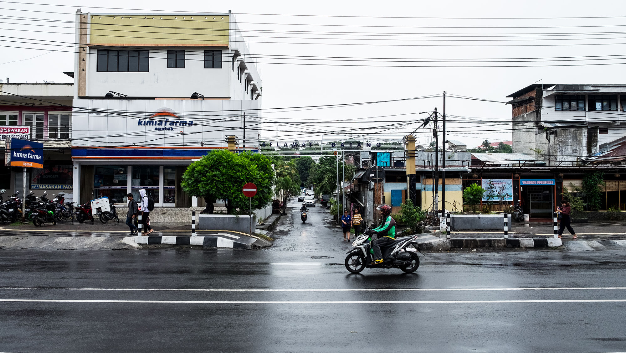Tráfico en la ciudad de Manado en Sulawesi
