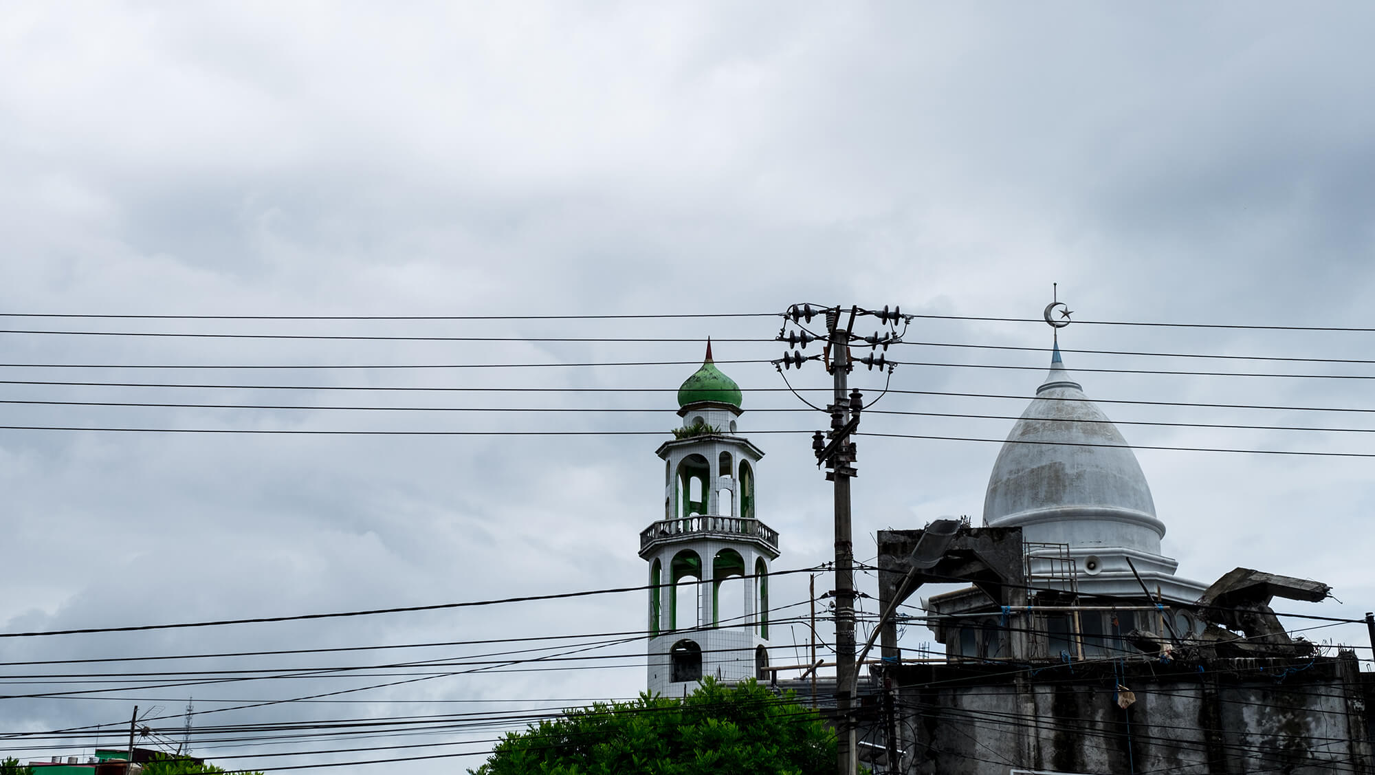Mezquita entre cables en la ciudad de Manado, Sulawesi