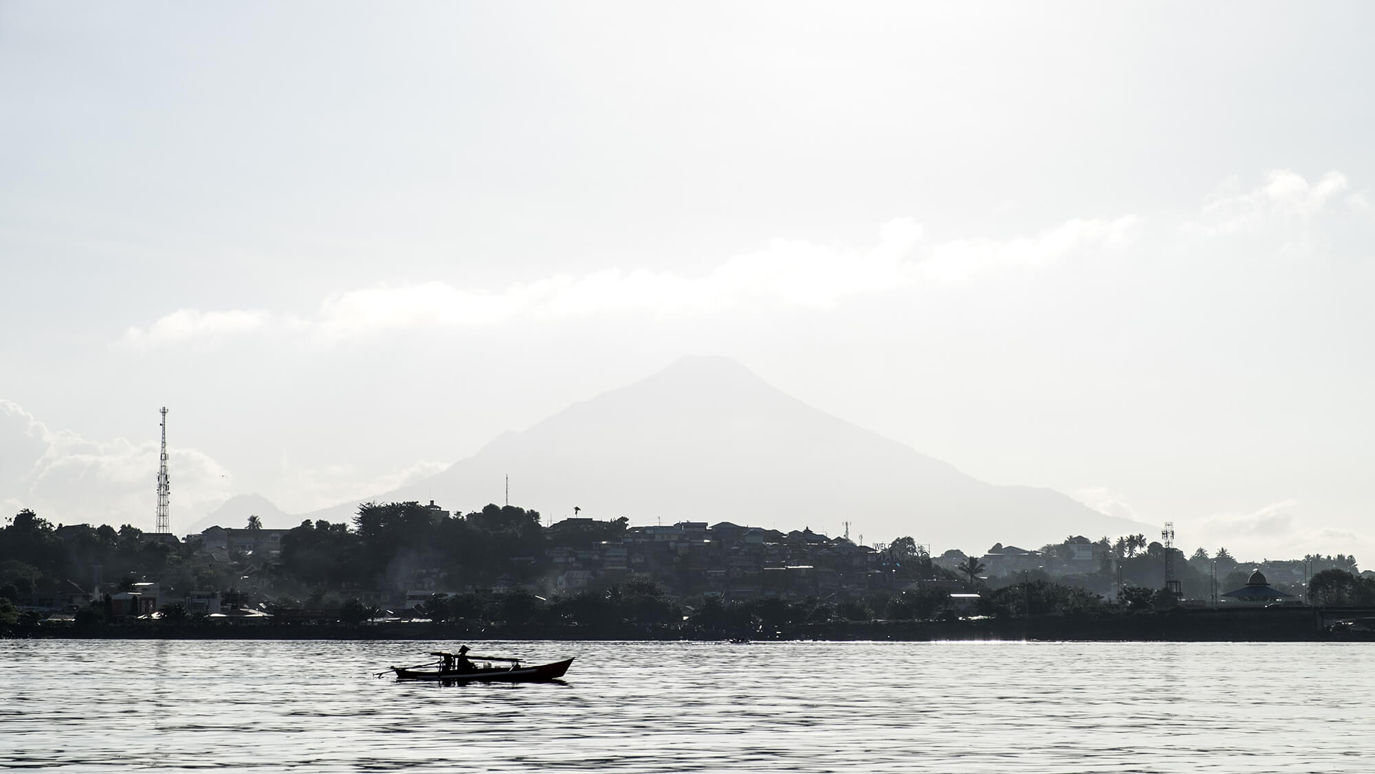 Volcán al fondo de la ciudad de Manado, al norte de Sulawesi