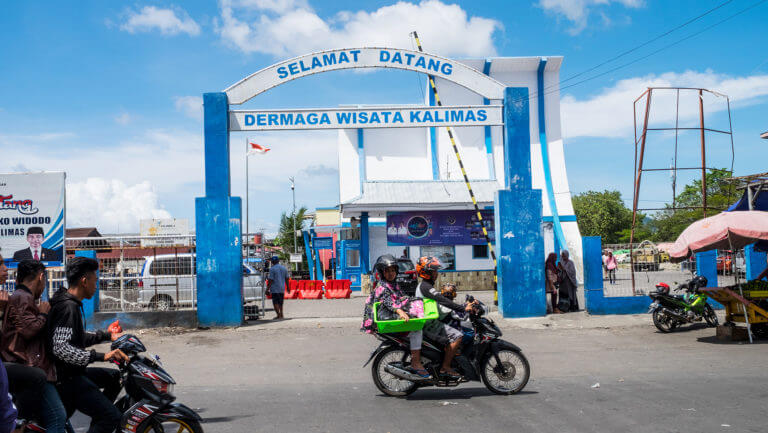 Entrada al puerto de la ciudad de Manado en el norte de Sulawesi (Indonesia)