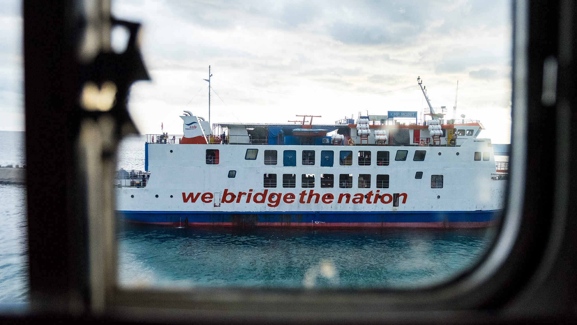 Ferry que circula entre las islas Togean y Gorontalo