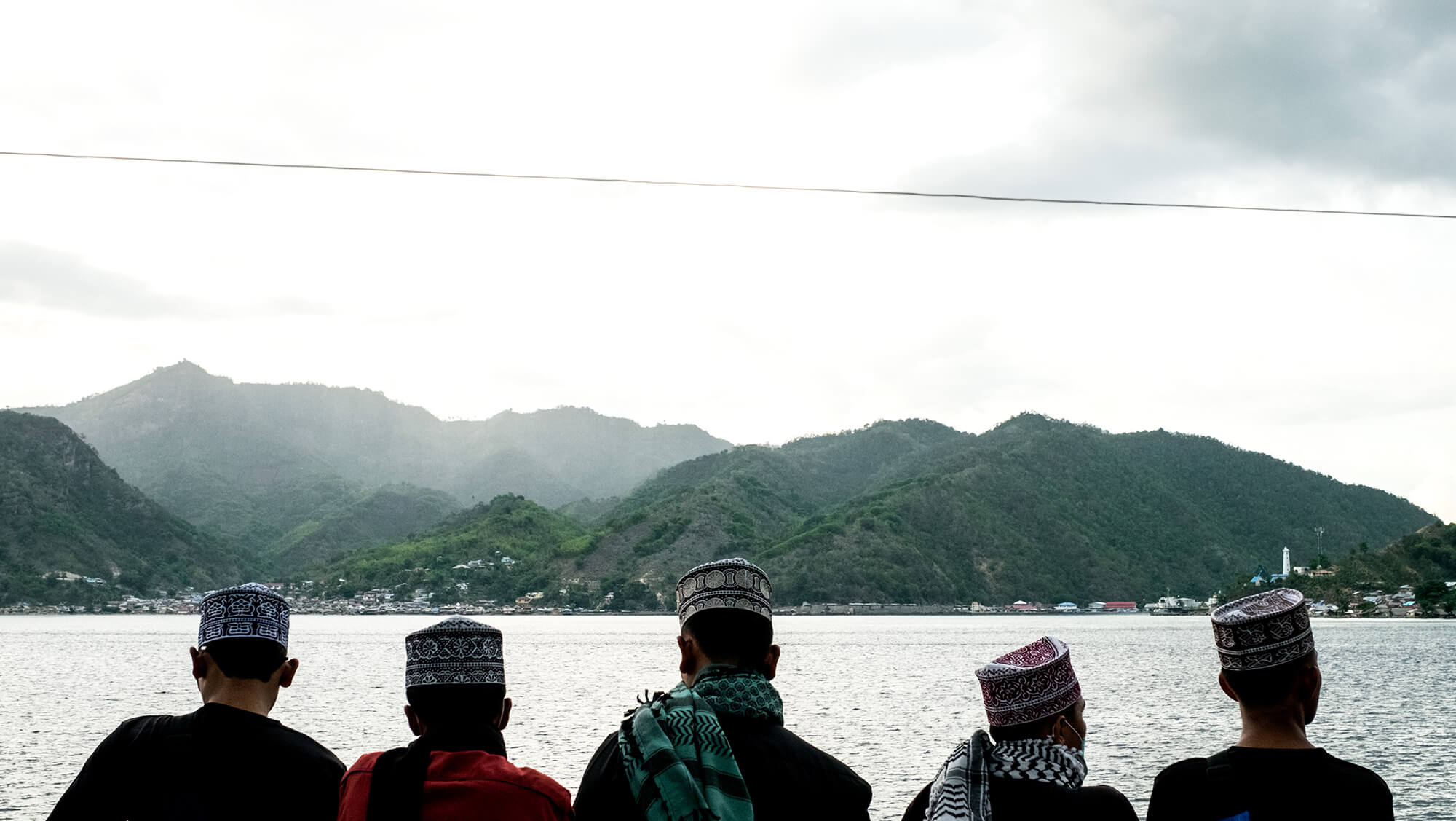 Indonesios con ropa tradicional en el ferry a las islas Togean