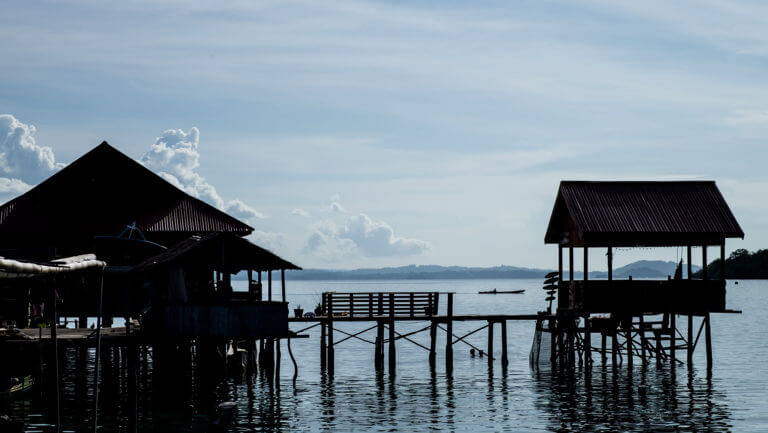 Contraluz de aldea bajau sobre el mar de las islas Togean en Sulawesi