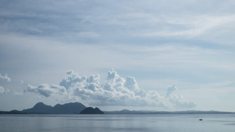 Montañas entre nubes de algodón del paraíso de las islas Togean de Sulawesi