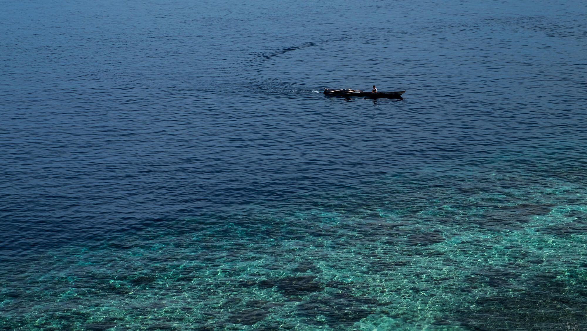 Pescador en los arrecifes de las islas Togean de Sulawesi en Indonesia