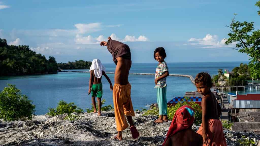 Niños en una aldea bajau de las islas Togean de Sulawesi en Indonesia
