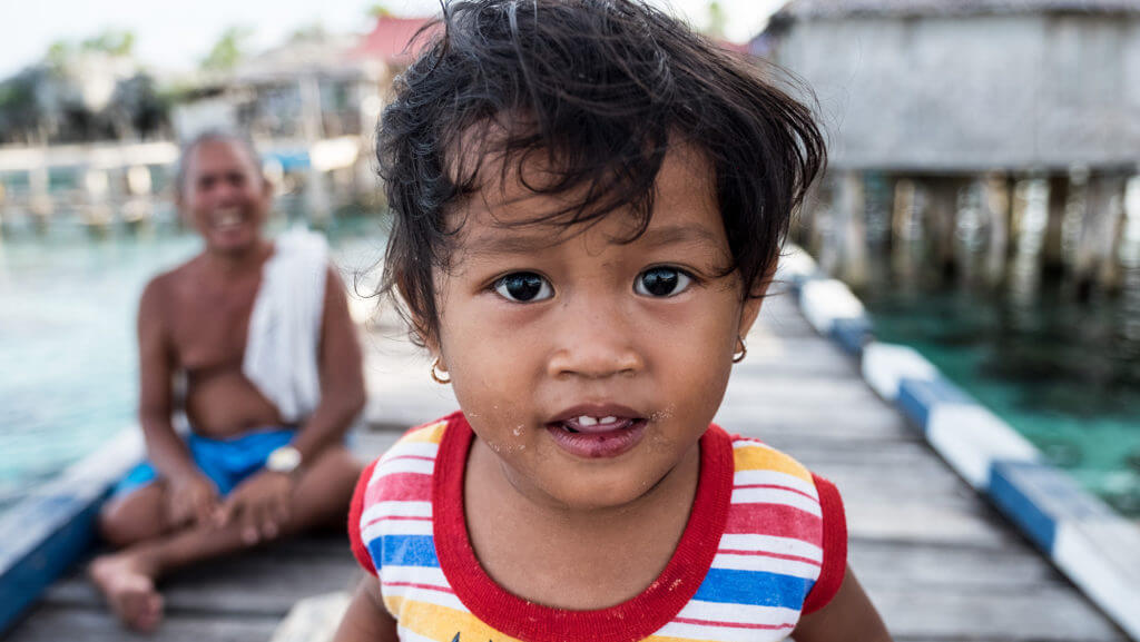 Bebé de la etnia bajau en las islas Togean de Sulawesi en Indonesia
