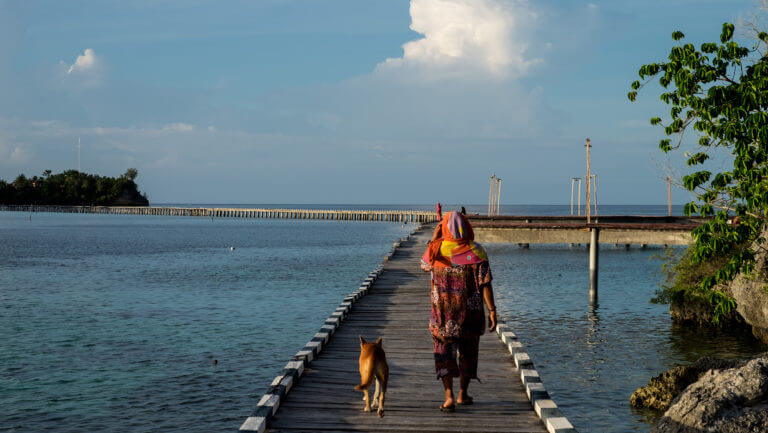 Puente entre las islas Togean de Sulawesi en Indonesia