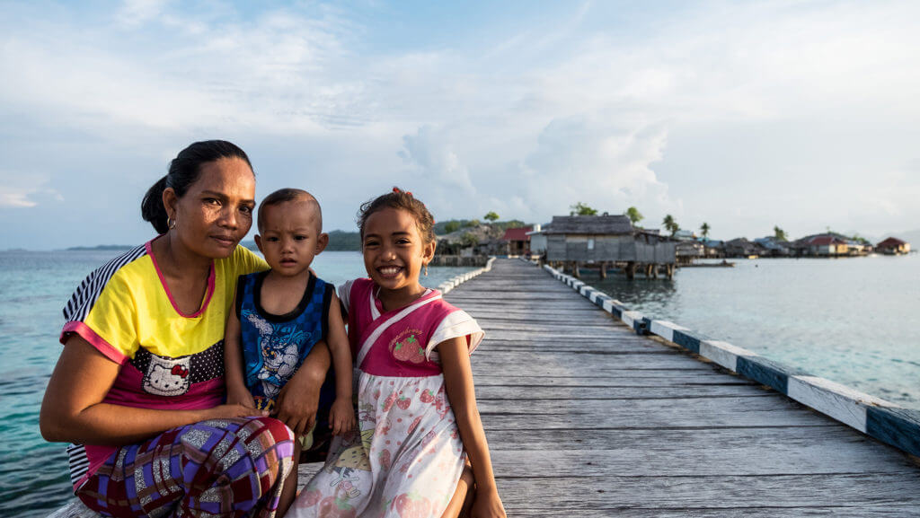 Familia bajau en las islas Togean de Sulawesi en Indonesia