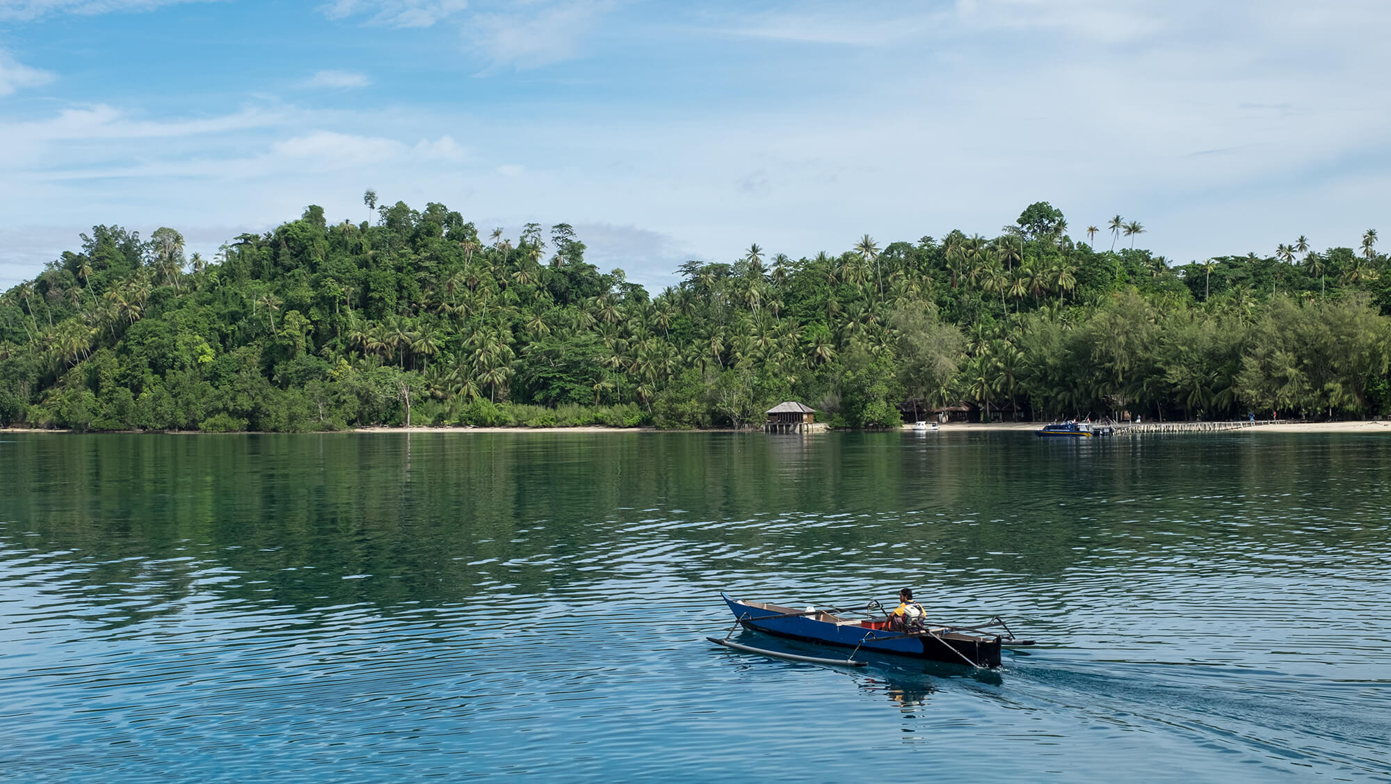 Embarcación surcando las aguas de las islas Togean de Sulawesi