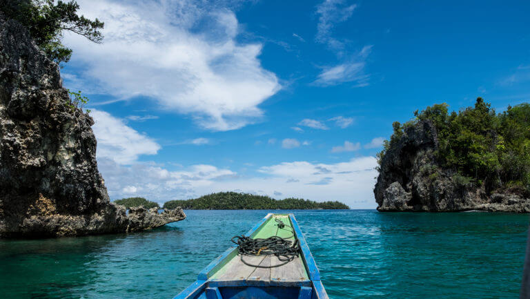Lancha en el paraíso de las islas Togean de Sulawesi