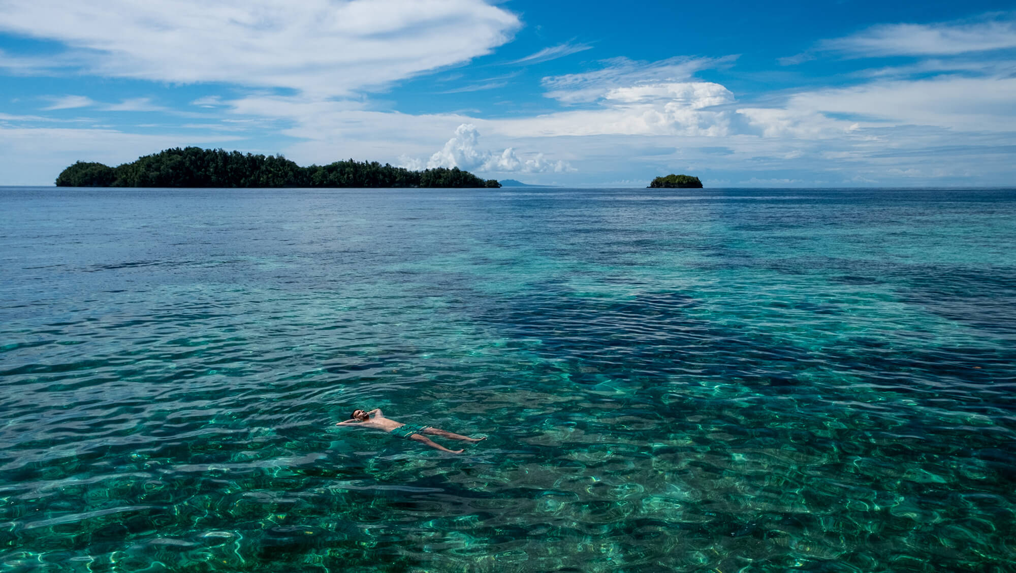 Flotando en los arrecifes de la isla de Kadidiri en Togean (Sulawesi)
