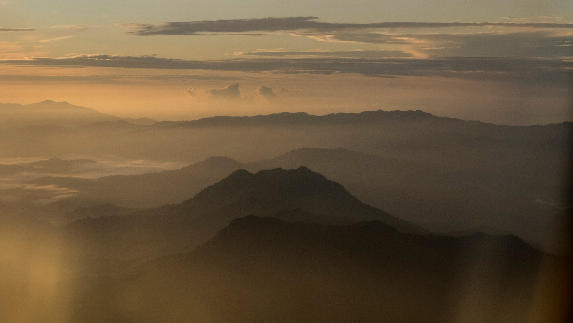 Cumbres borrascosas de Papúa al amanecer a vista de avión