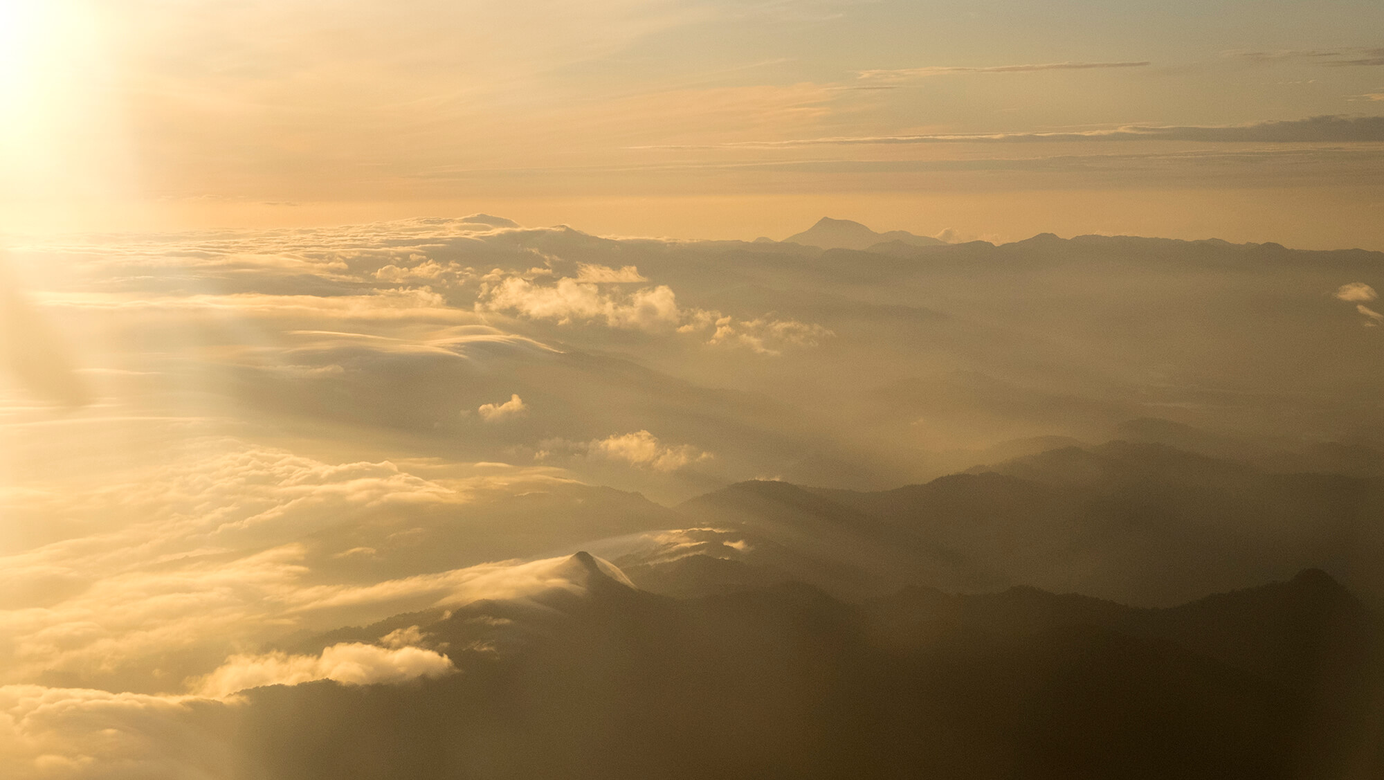 Cumbres borrascosas de Papúa al amanecer a vista de avión