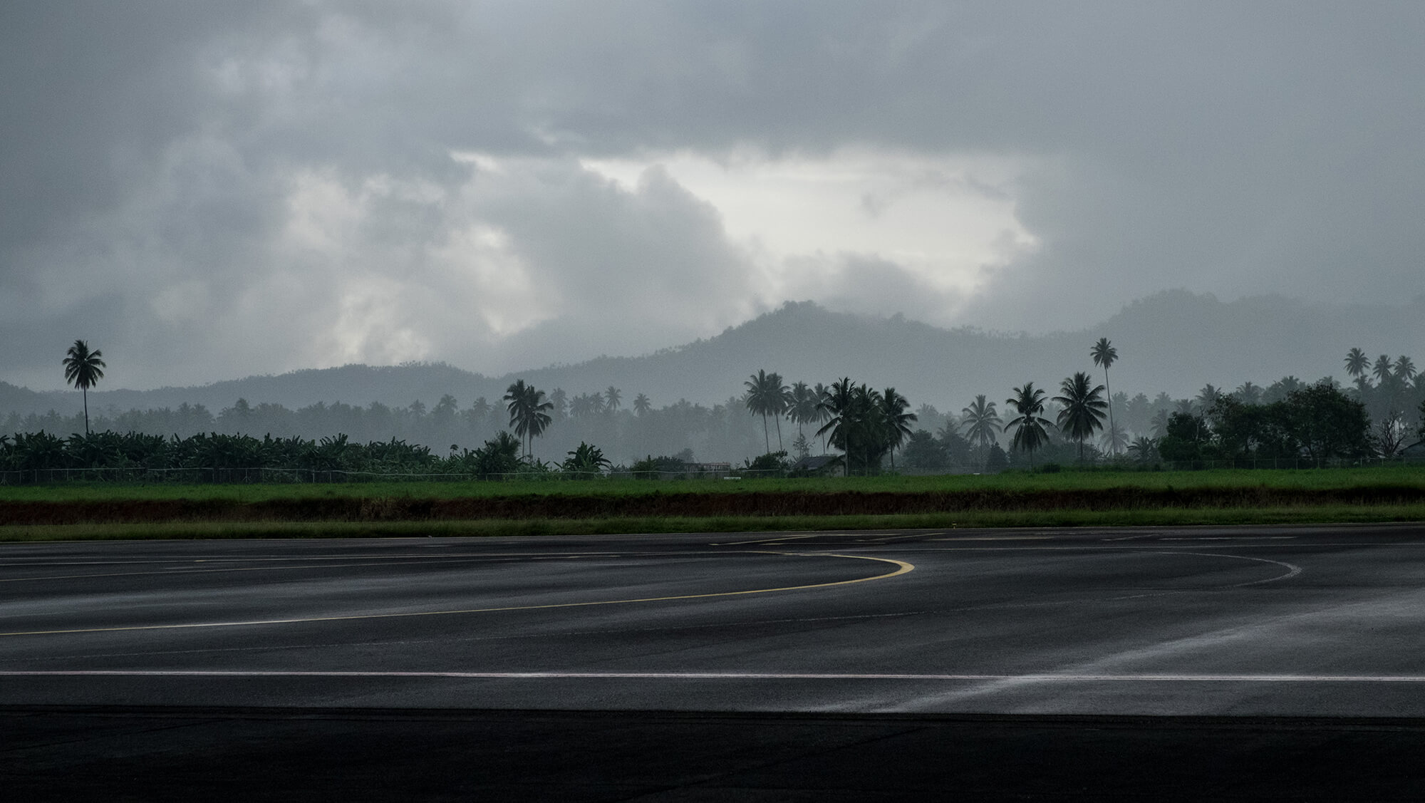 Pîsta de aeropuerto rodeada de palmeras en Sulawesi