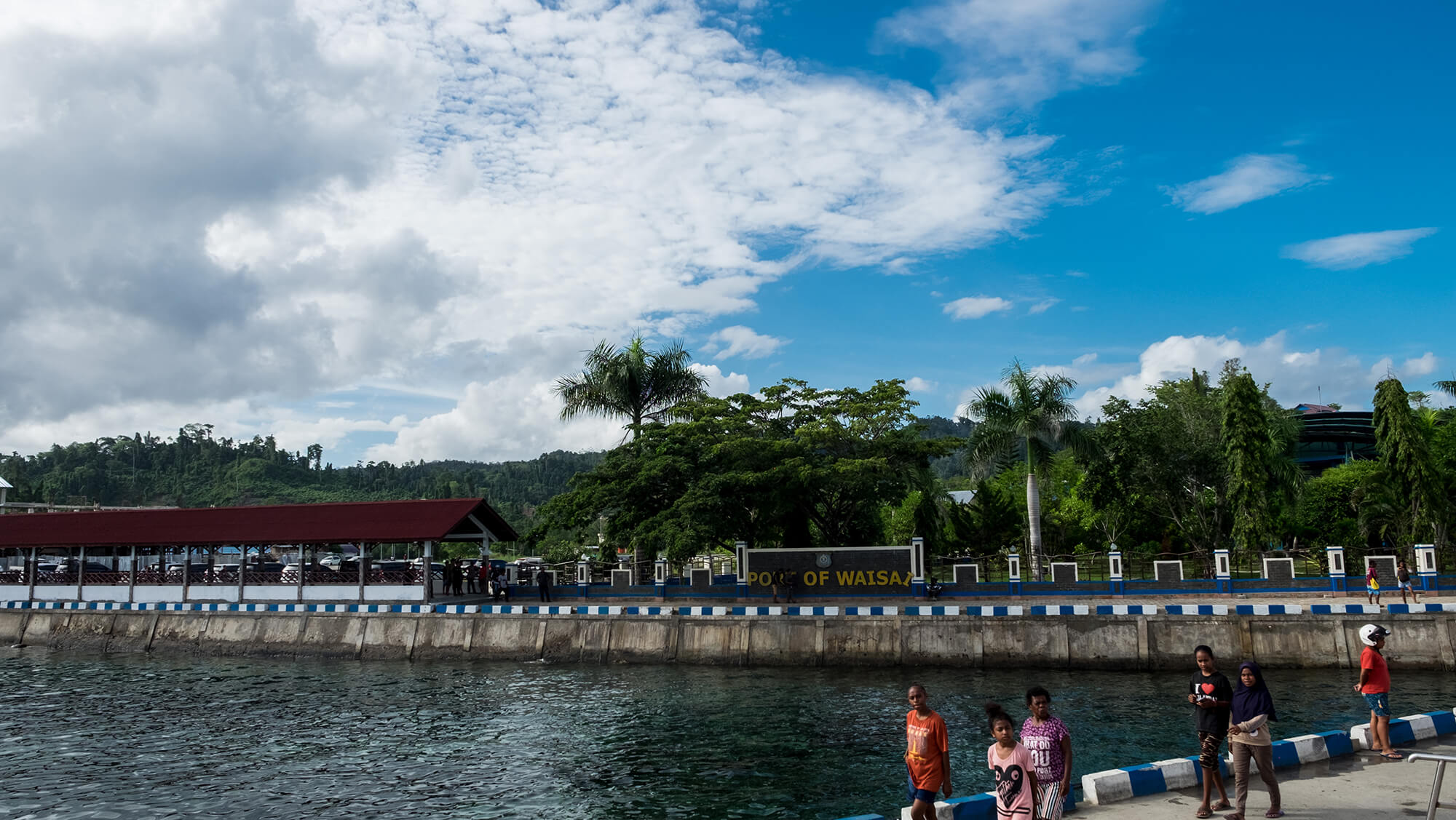 Llegada a Wasai, el puerto principal de Raja Ampat en Papúa