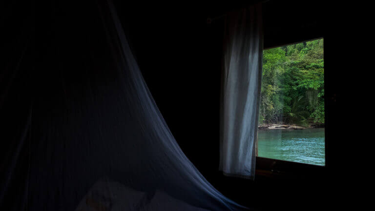 Paraíso a través da ventana dunha cabaña en Raja Ampat, Papúa - Indonesia