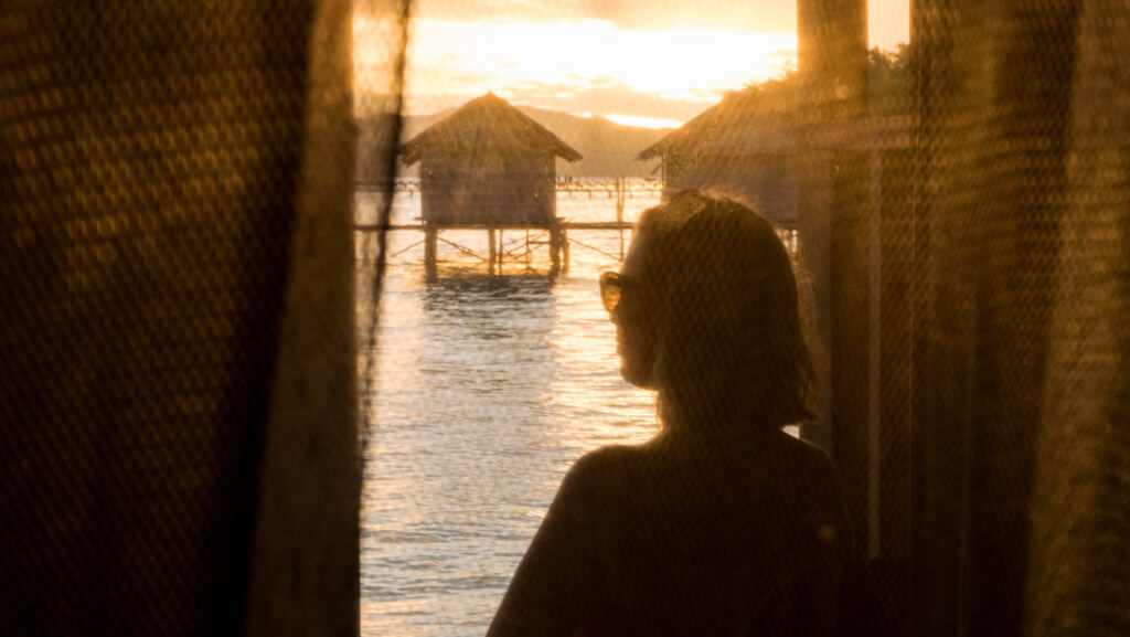 Puesta de sol en las cabañas sobre el agua de Raja Ampat en Papúa