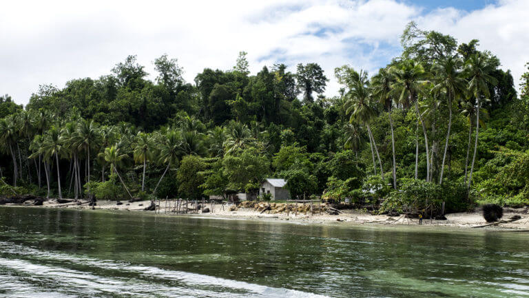 Aldeas y playas en el paraíso de buceo de Raja Ampat en Papúa
