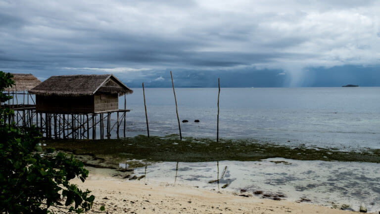 Tormenta en el horizonte del paraíso de Raja Ampat en Papúa