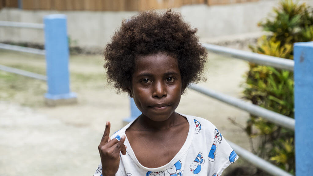 Retrato de un niño en las aldeas de Raja Ampat en Papúa