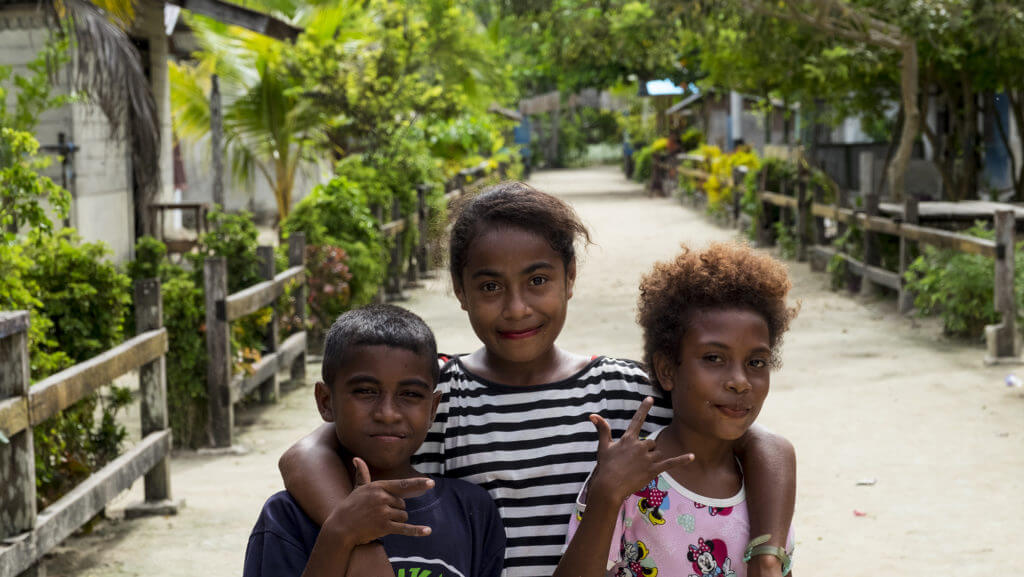 Grupo de niñas en una aldea de Raja Ampat en Papúa