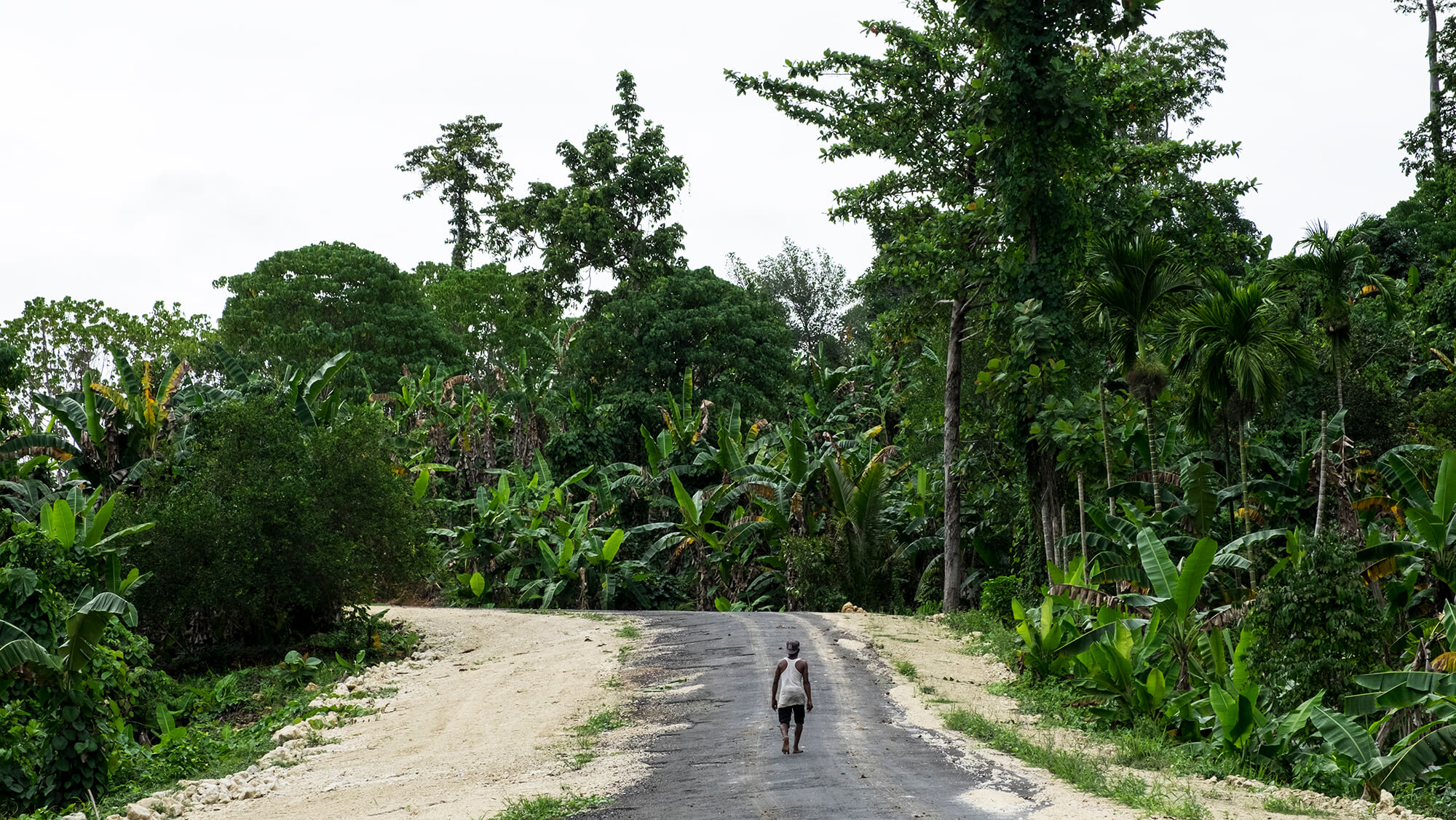 Lugareño paseando entre las aldeas de la selva de Raja Ampat en Papúa