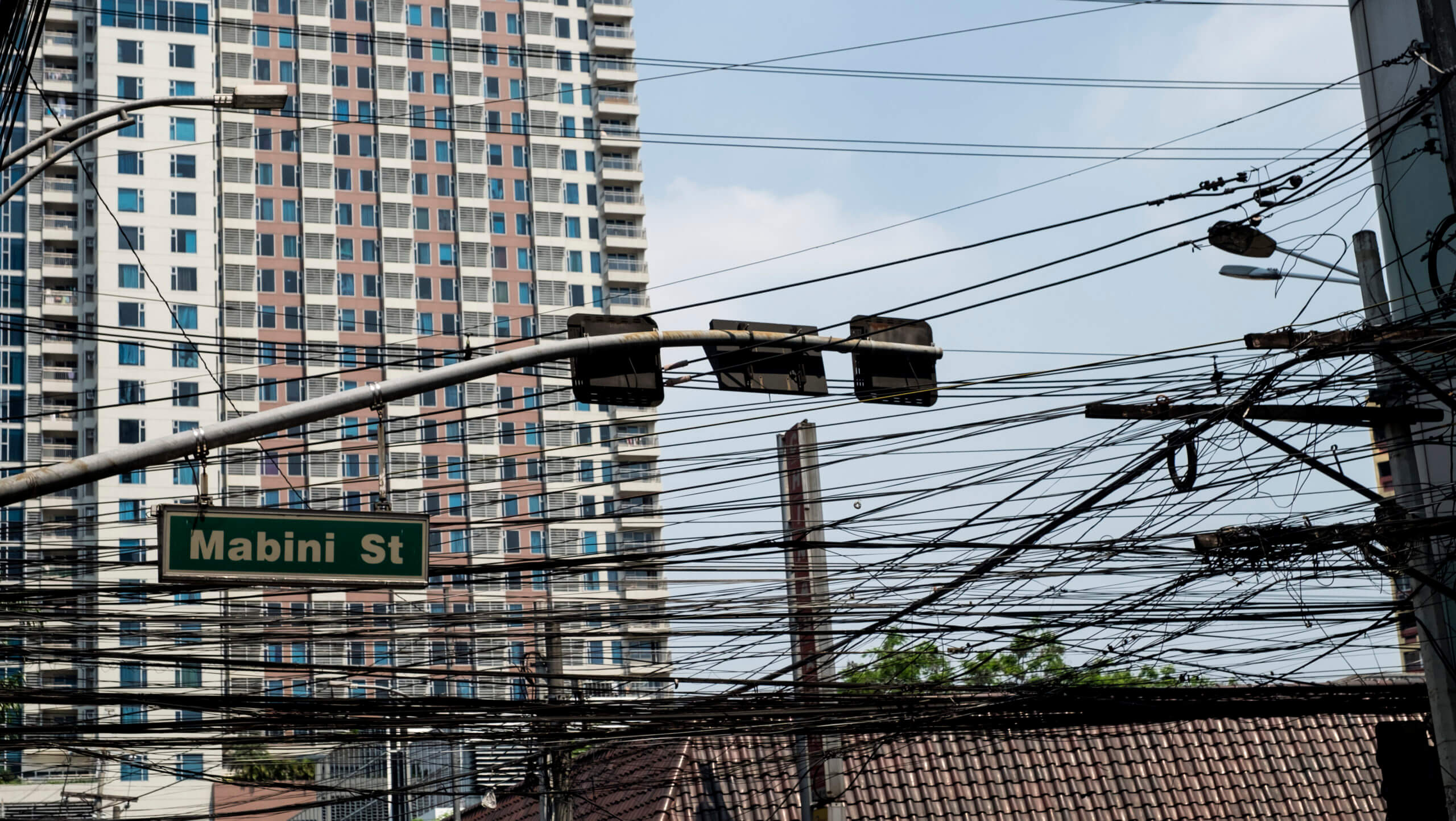 Cableado entre rascacielos y semáforos de la capital filipina de Manila