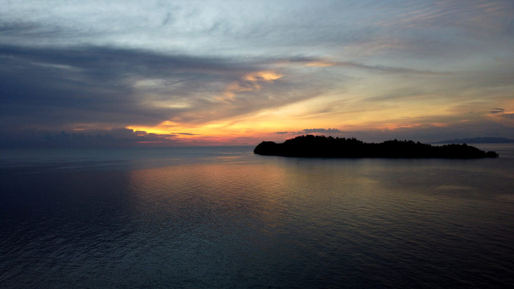 Atardecer a vista de dron de la isla de Una Una en las Togean Islands de Sulawesi