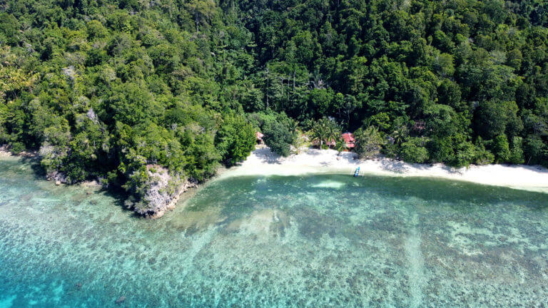 Panorámica de dron sobre la isla de Malenge en las Togean