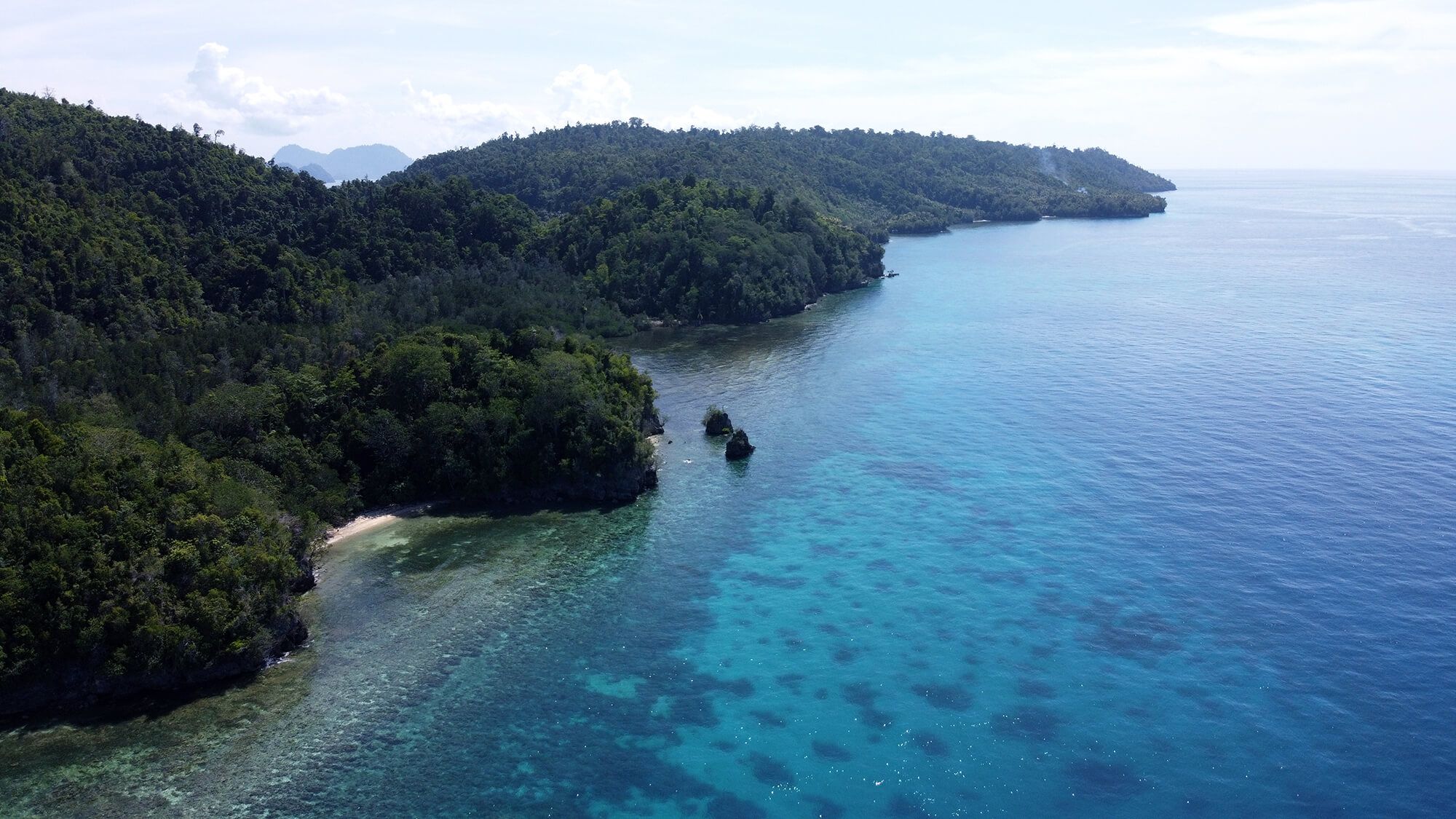 Panorámica de dron sobre los arrecifes de Malenge en las Togean Islands