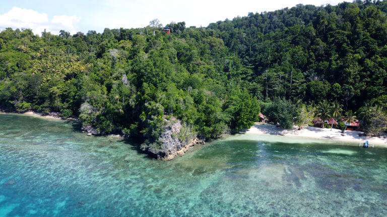 Panorámica de dron sobre la isla de Malenge en las Togean