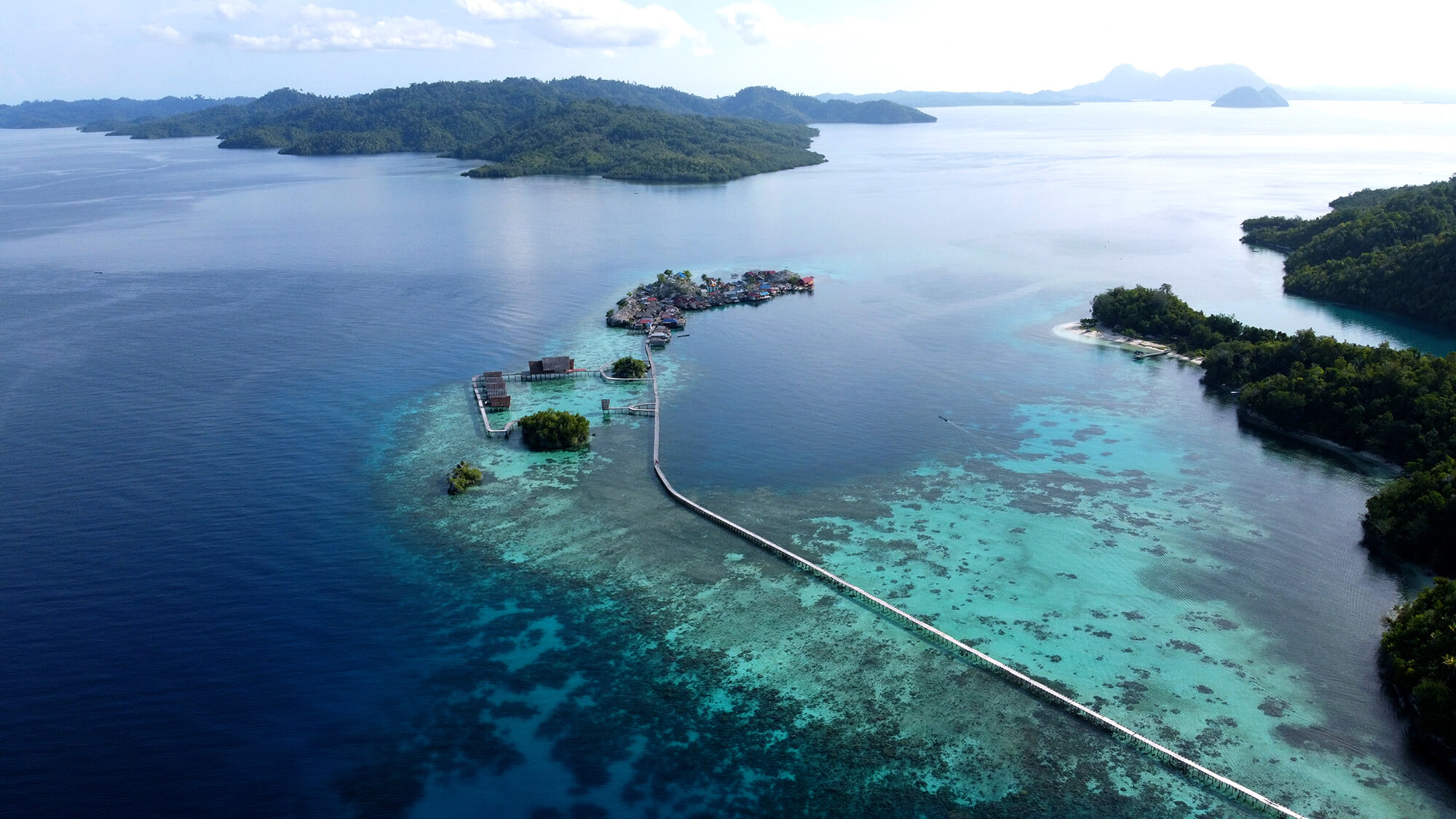 Panorámica de dron de la isla de Pulau Palan en Sulawesi