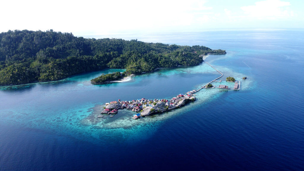 Panorámica extraordinaria de dron sobre la isla de Pulau Palan en Sulawesi