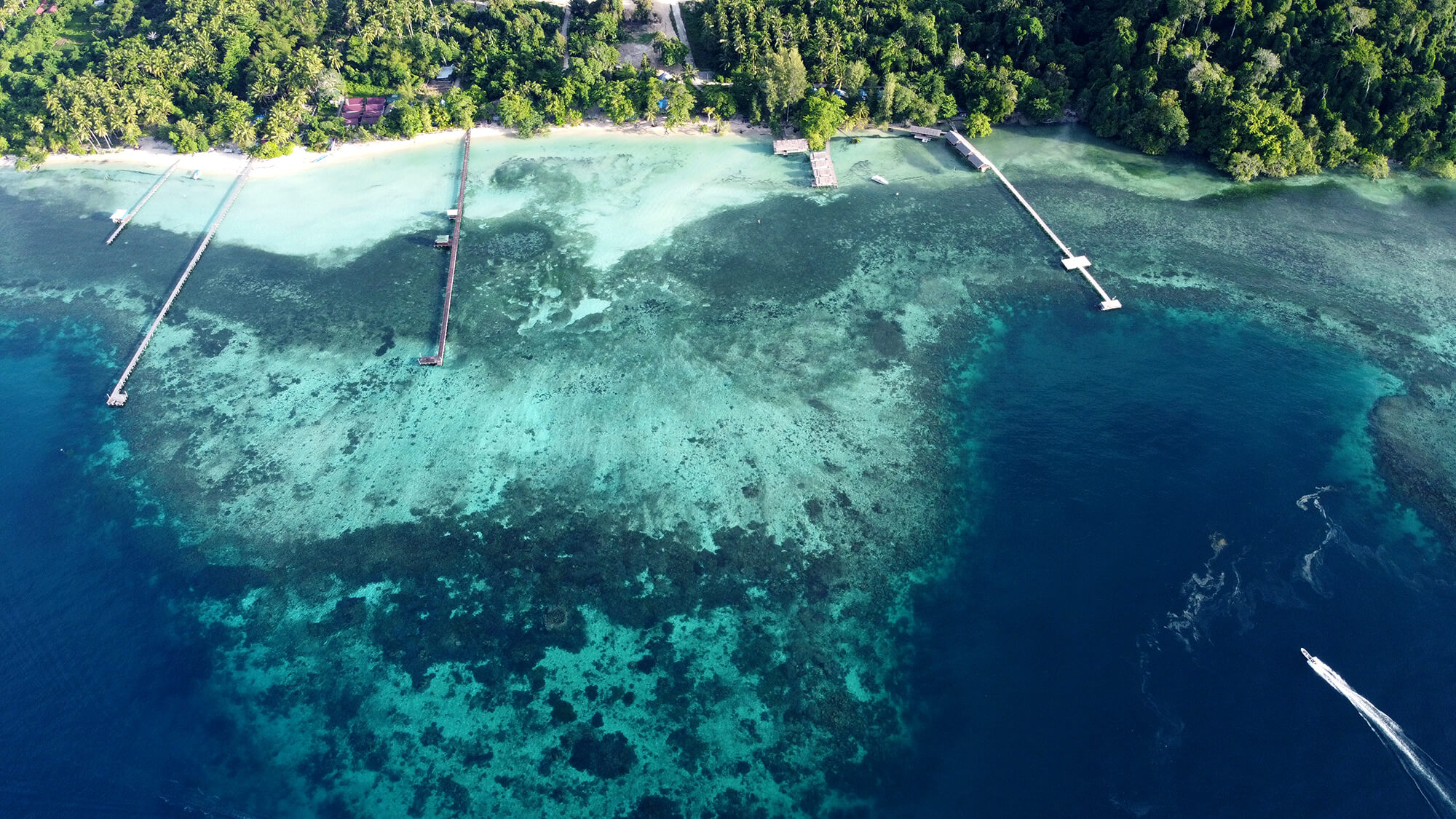 Panorámica de los espectaculares arrecifes de Raja Ampat en Papúa