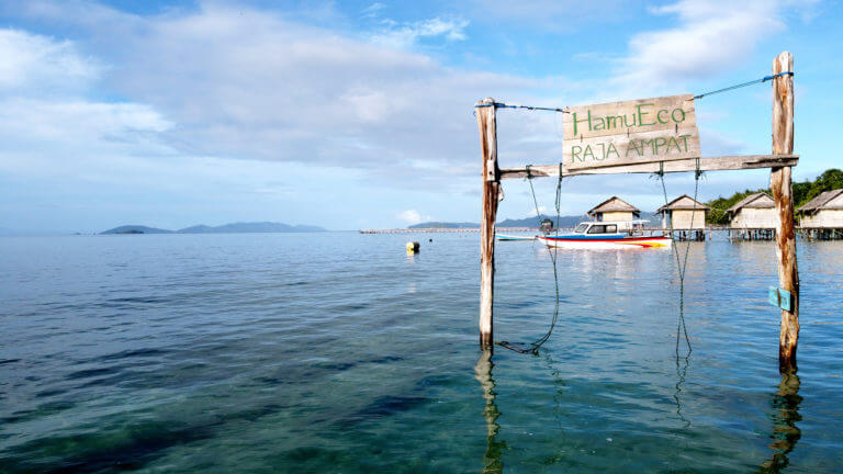 Columpio de bienvenida de Hamueco Raja Ampat sobre los arrecifes del archipiélago de Papúa