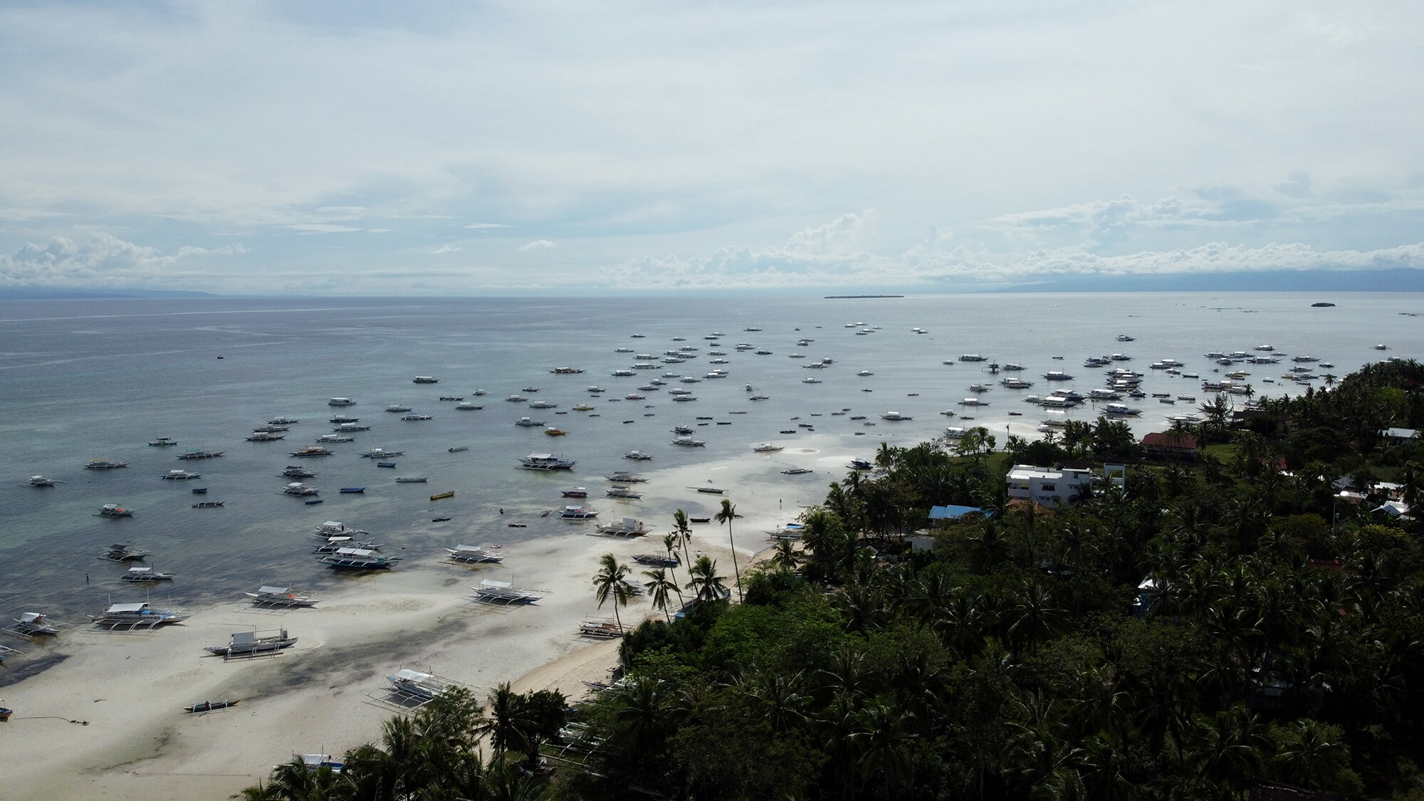 Panorámica de la isla filipina de Panglao a tope de barcos
