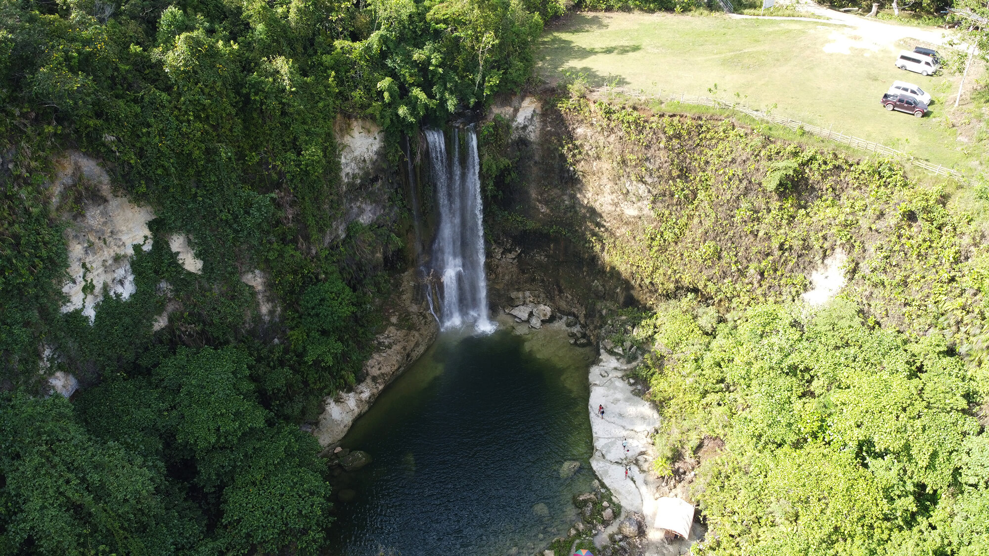 Cascada a vista de dron en la isla filipina de Bohol