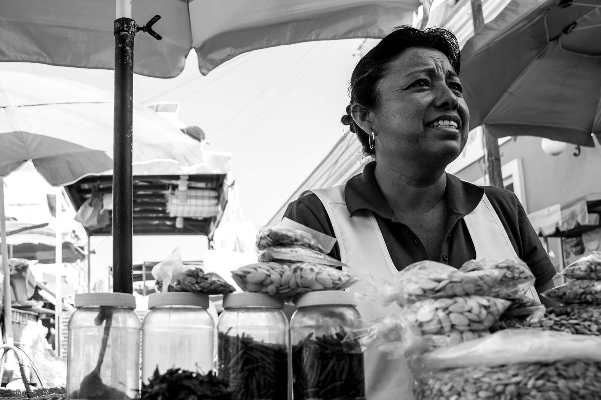 Vendedora en un puesto callejero de México