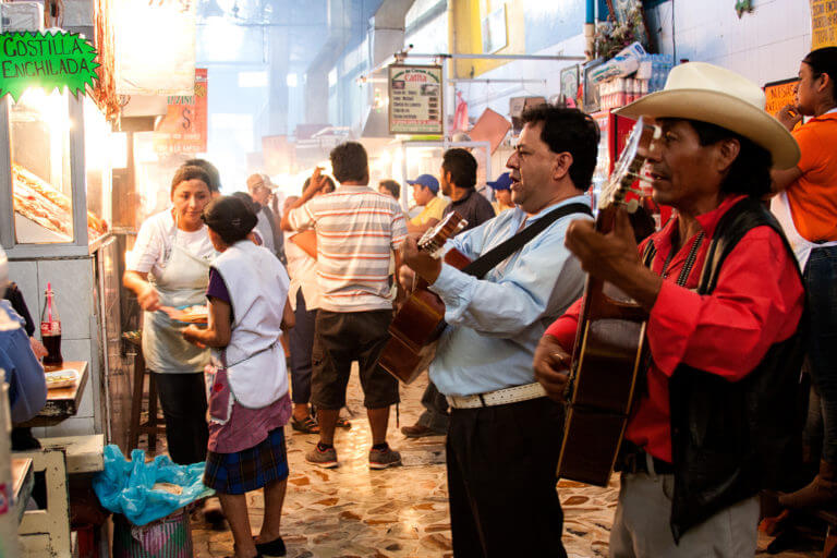 Cantando por rancheras en la ciudad mexicana de Veracruz