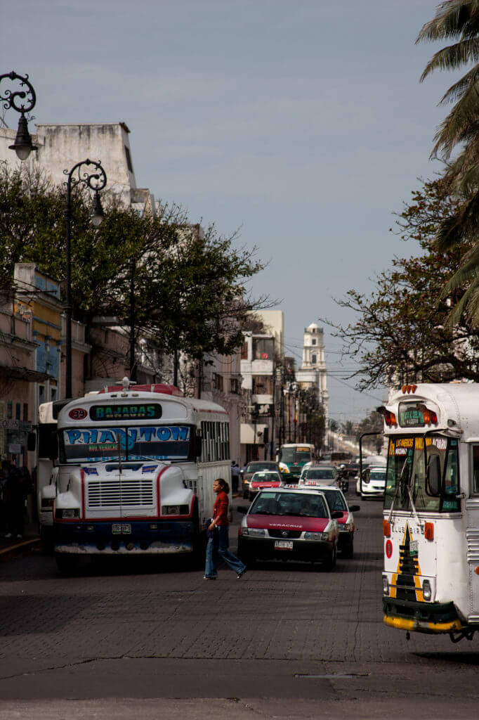 Buses pintorescos en medio del tráfico de la ciudad mexicana de Veracruz