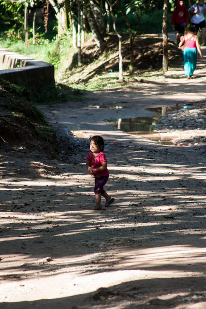 Niño corriendo en los alrededores de las cascadas de Agua Azul de Chiapas