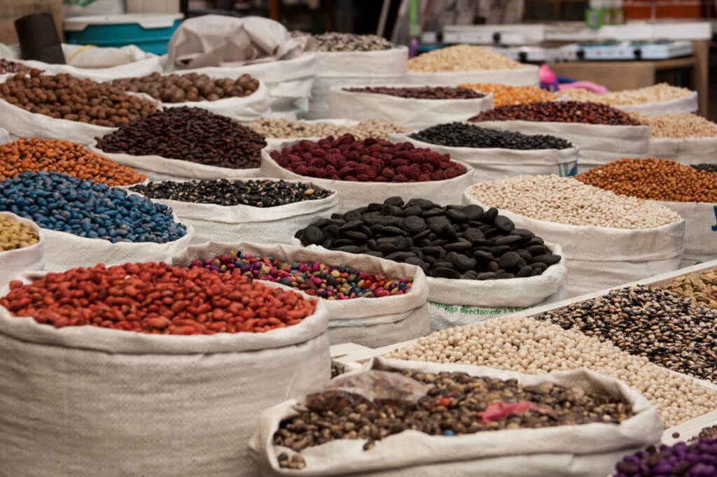 Especias en un mercado de un pueblo mexicano