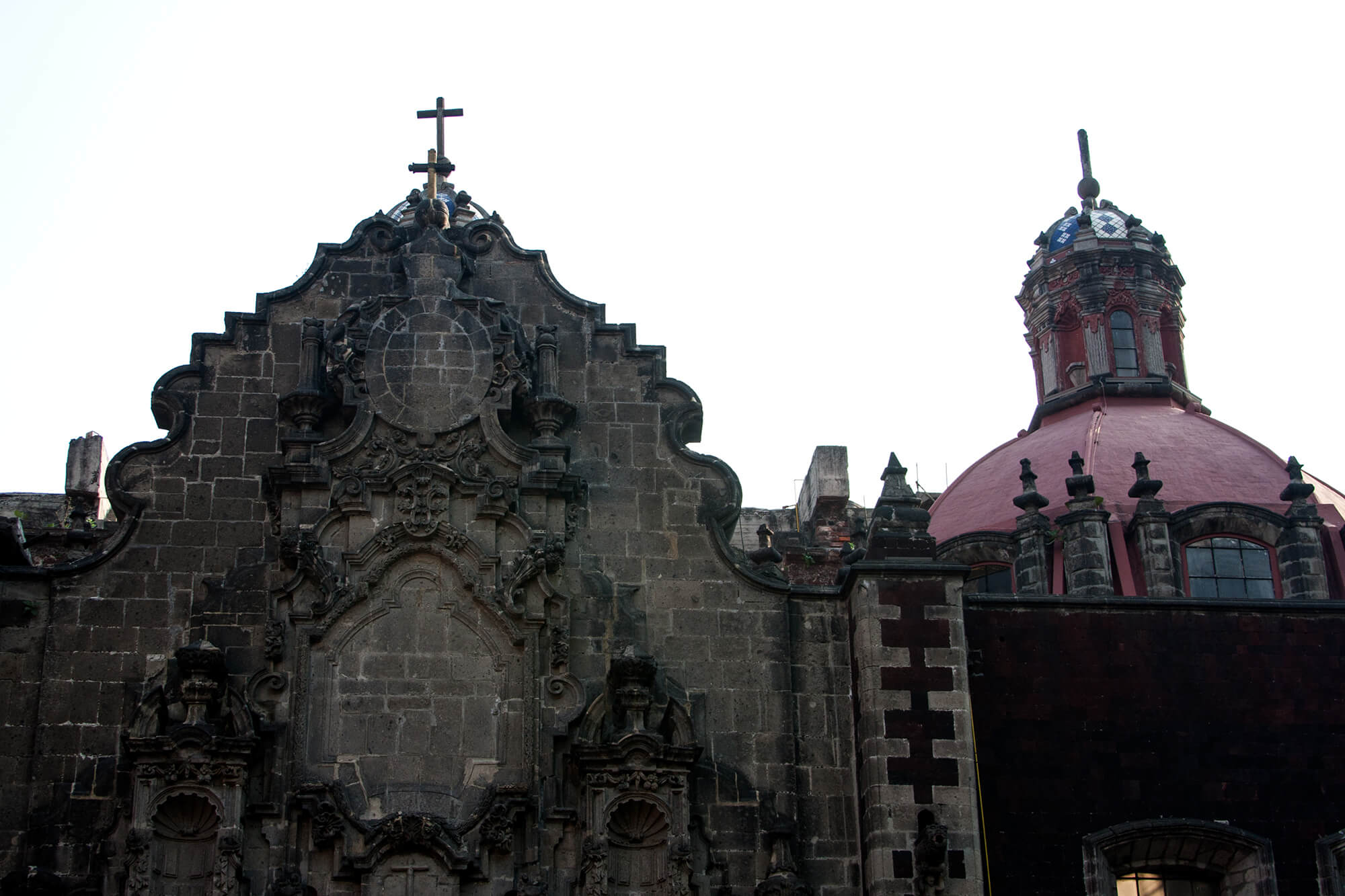 Iglesias y edificios coloniales en pueblos mexicanos