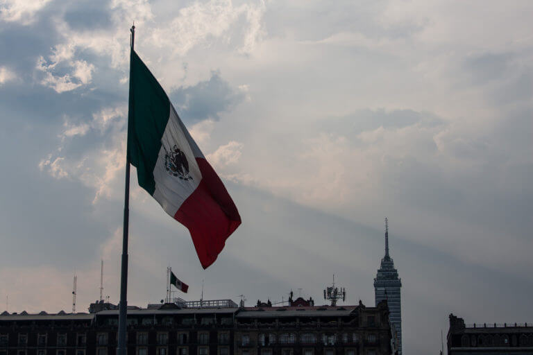 Bandera de México ondeando al viento en la capital