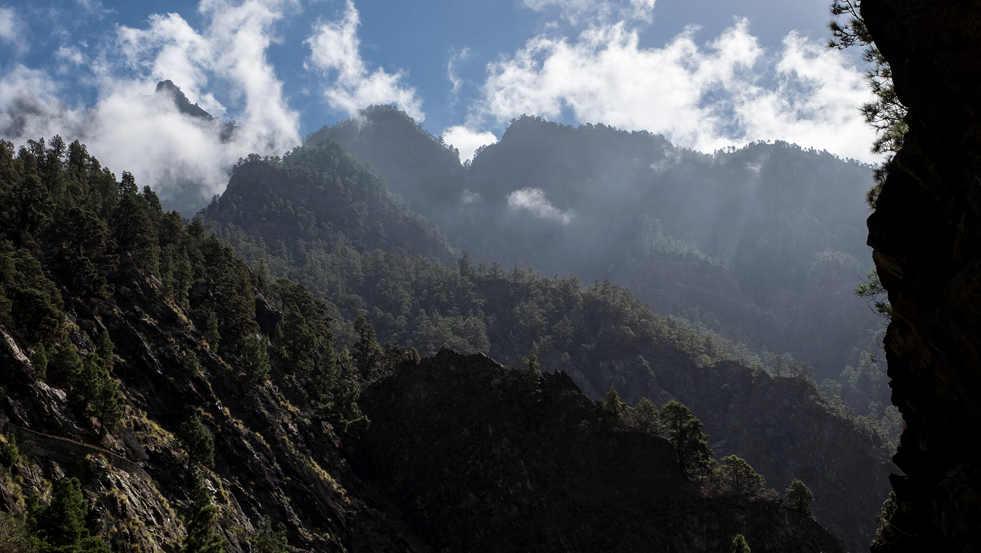 Caldera del volcán Taburiente en La Palma TrotandoMundos Caldera del volcán Taburiente en La Palma TrotandoMundos