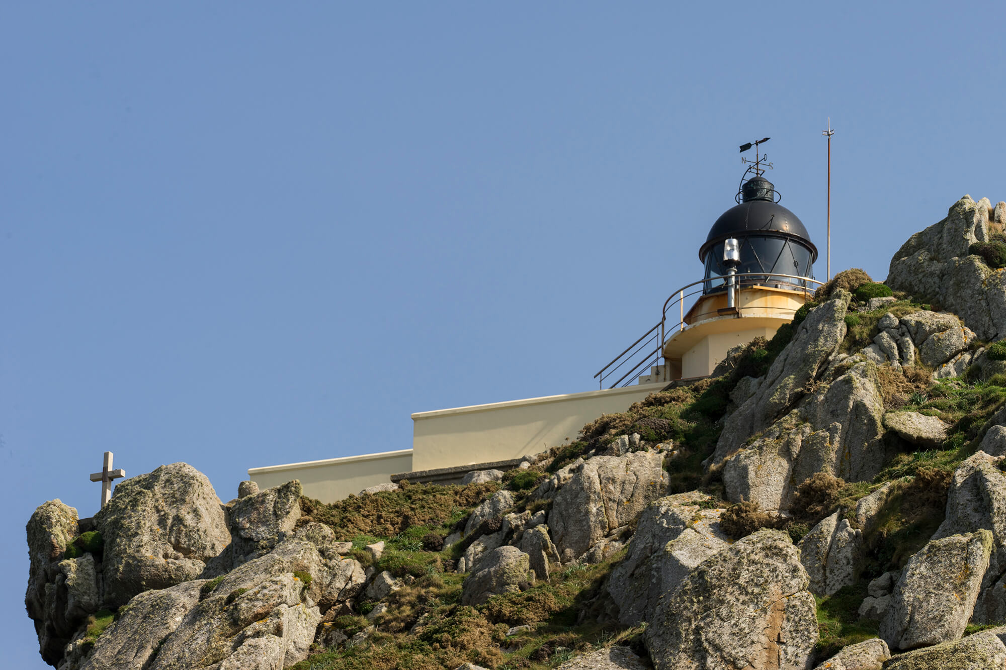 Cabo Prior y su faro entre acantilados en Ferrol - Galicia