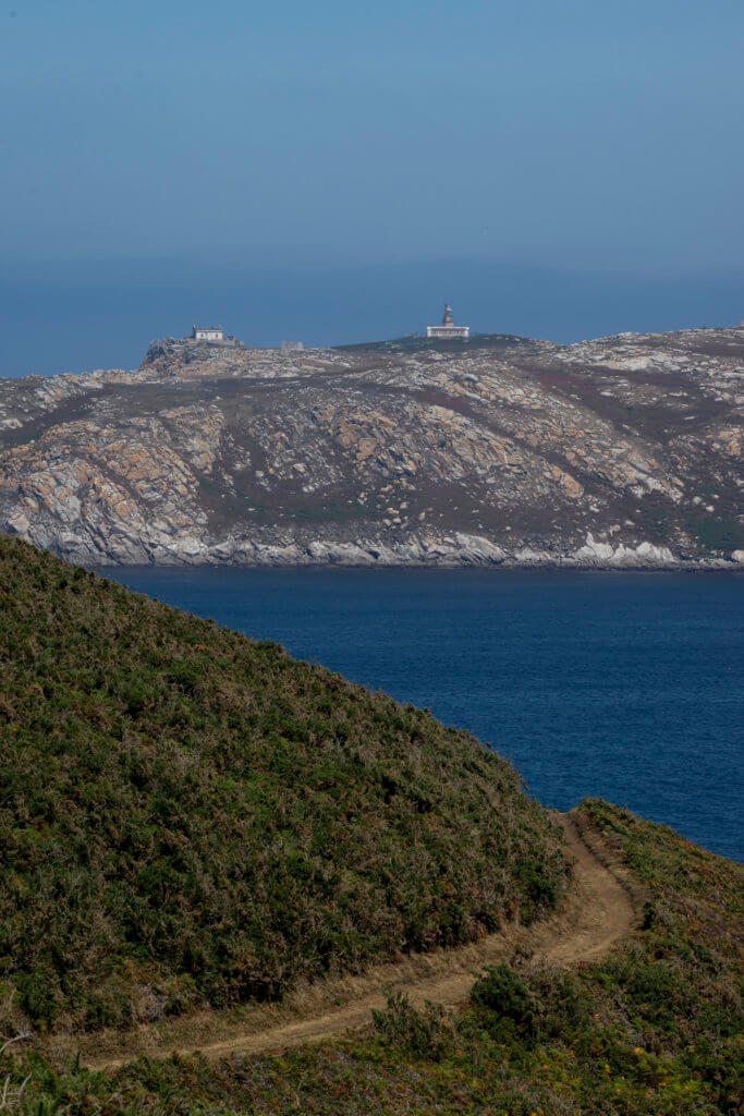 Vista de islas Sisargas desde Malpica. Costa da Morte en Galicia