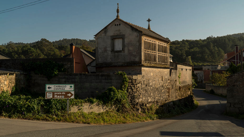 Hórreo con ventana en Carballo - Galicia